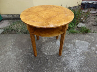 Starý dřevěný kulatý stůl
