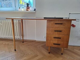 Psaci stul a komoda