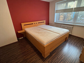 Postel z masivu a úložným prostorem 200x180 cm