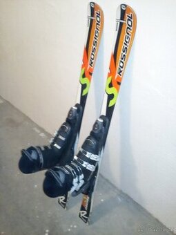 Prodáme dětské carvingové lyže a lyžáky