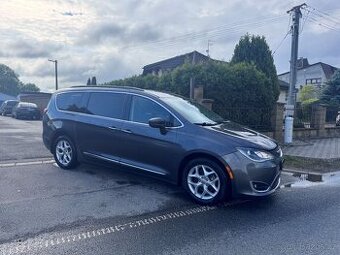 Chrysler Pacifica 3,6 RU Touring L 8 míst 2017