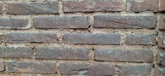 Staré ručne dělané ,značene cihly