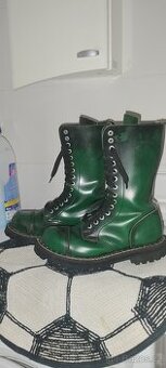 Těžký Boty až nahoru zavázaný