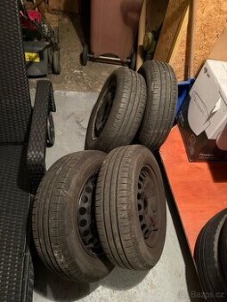 Prodám pneu včetně plechového kola a disku Škoda