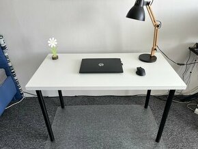 Bílý psací stůl IKEA