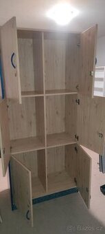 Skříň s uzamykatelnými boxy