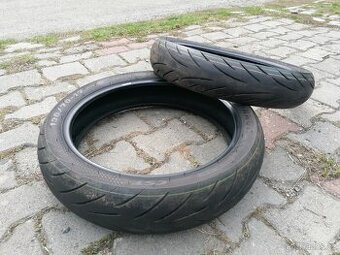 Přední a zadní pneumatika na motorku. - 1