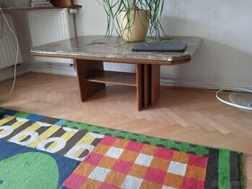 Deska z mramoru, stůl s nastavitelnou výškou.