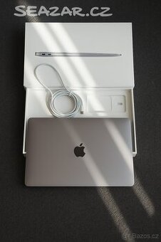 Macbook Air 13 palců M1 chip 8 GB RAM 256 SSD 190 cyklů