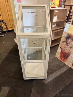 Hezká bílá-skleněná vitrína IKEA
