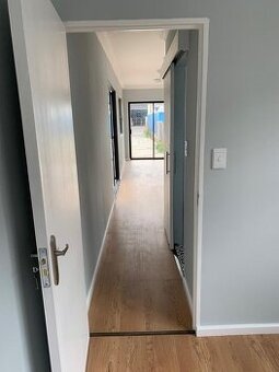 Mobilní kancelářský přepravní kontejner o rozměrech 40 x 8 s