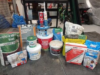 Zbytky stavebního materiálu ze stavby