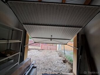 Garazova vrata bia plechov