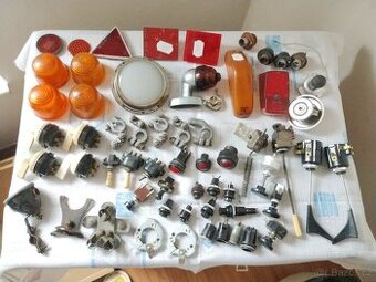 Směs náhradní přepínačů, světel a dílů na veterány ŠKODA