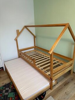 Dětská postel domeček s výsuvným lůžkem