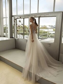 🤍 Elegantní svatební šaty s jemným tylovým závojem – vel. 3