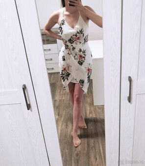 Letní lehounké zavinovací šaty s květy