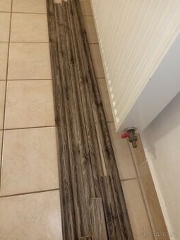 DŘEVĚNÁ PODLAHOVÁ LIŠTA cca 20m - 1