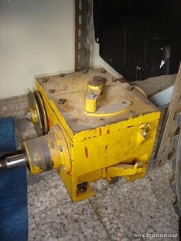 Náhradní díly na válec Stavostroj VVW 3400, díly motoru Fary