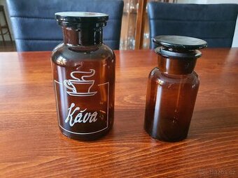 Dvě skleněné dózy se zabroušeným víčkem