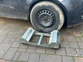 Manipulační vozík pod poškozené kolo