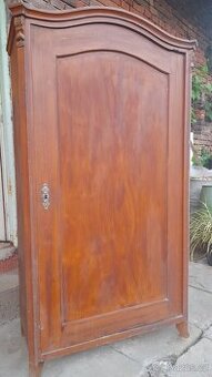 Masívní starožitná skříň