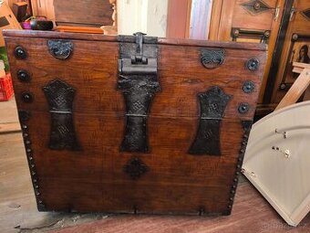 Stará říšská truhla,komoda....