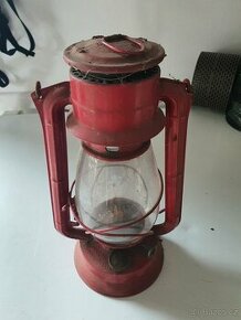 Petrolejová lampa. Pozink, červená barva za 100 Kč