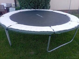 trampolína