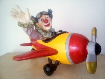 Jun Asilo- Dekorativní klaun,Decoratieve Clown ve Vliegtuigu