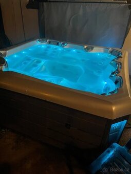 Vířivá vana v TOP stavu