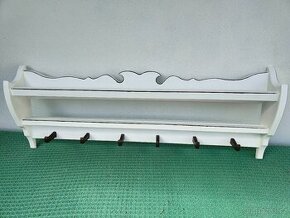 Retro vintage bílý věšák