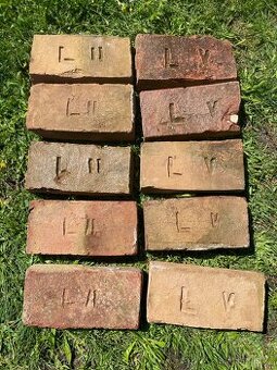 Staré cihly zvonivky se znakem