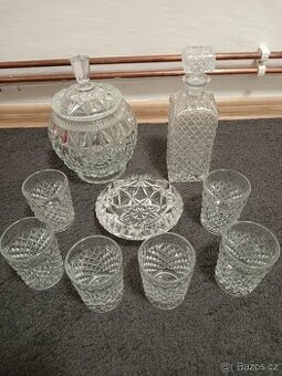 Prodám - vše je lisované sklo. Karafa a sklenky Top Stav 
