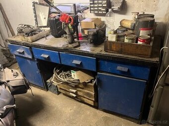 Železný dílenský stůl
