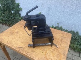 Pevný závěs  s otočným okem 40mm