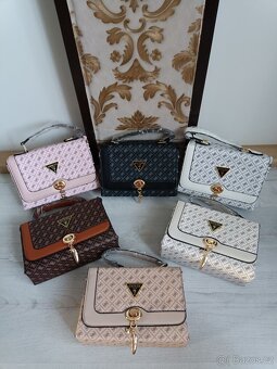 Kabelky Guess různé velikostí a druhy.