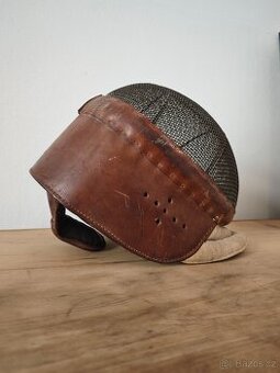 Stará kožená šermířská helma z 50. let 20. století