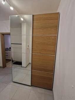 Šatní skříň Ikea Pax s posuvnými dveřmi