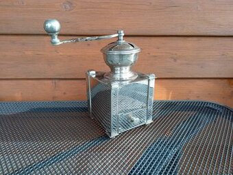 secesní mlýnek na kávu