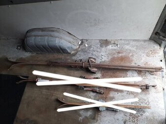 Staré dřevěné lyže Retro