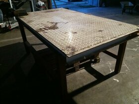 Masivní ocelový stůl - 1