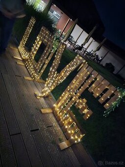 Nápis LOVE na svatbu