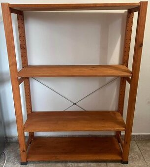 Dřevěný policový regál