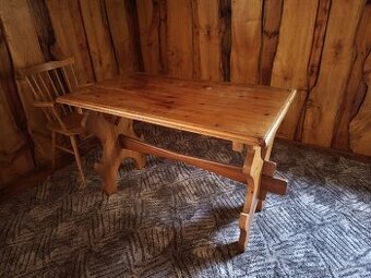 Dřevěný stůl