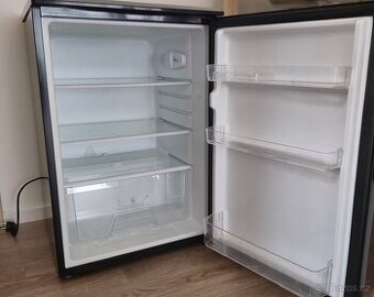 Prodám malou černou lednici (bez mrazáku) – v záruce