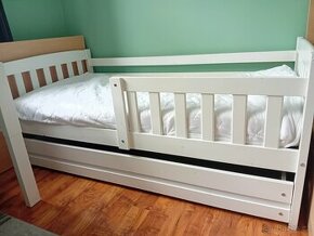Dětská postel dřevěná