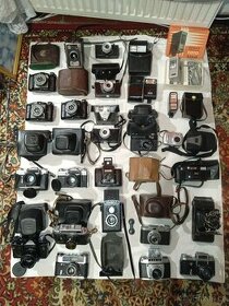 Fotoaparáty 24 ks, blesky 4 ks + stojánek 127 cm