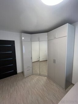 Rohová šatní skříň Rauch Mobel