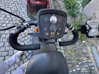 Elektrický tříkolový skútr pro důchodce